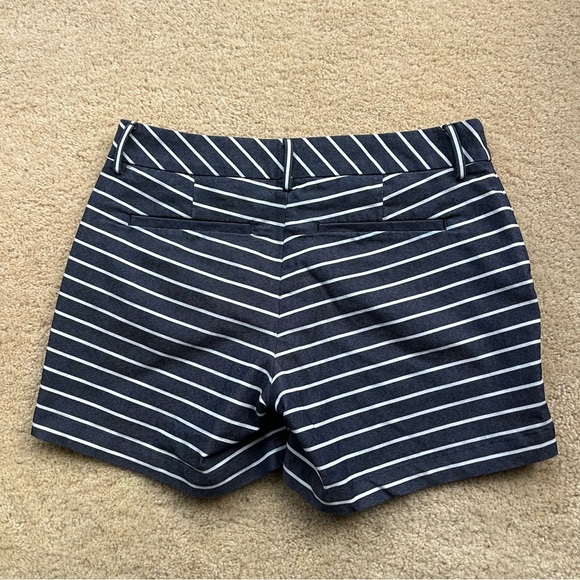 Lands’ End Women’s Navy Blue & White Striped Chino Shorts - Sz 2 - EUC - Stretch - Picture 2 of 8